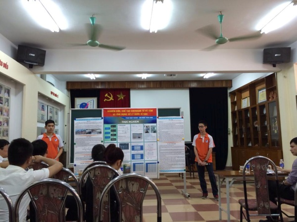 Các nhóm tham dự hội thi nghiên cứu khoa học kĩ thuật toàn quốc báo cáo trước Hội đồng khoa học