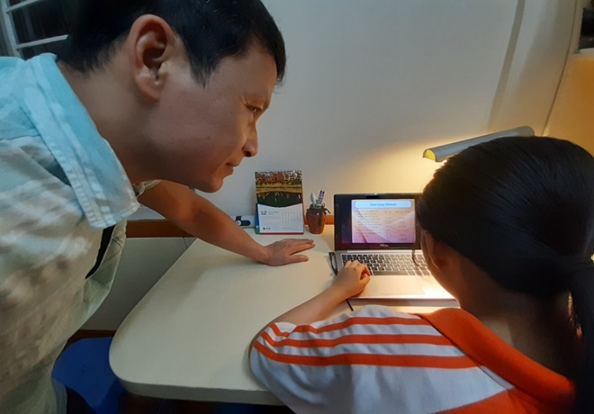 Phụ huynh đồng hành cùng con học trực tuyến trong mùa dịch